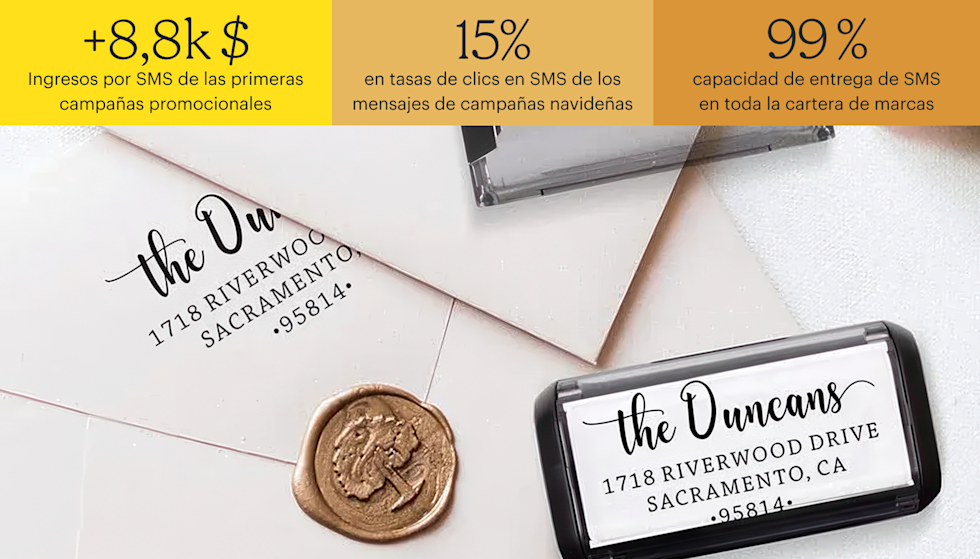 Sello negro autoentintable con la dirección del remitente apoyado sobre sobres blancos con direcciones y un sello de cera dorada sobre una superficie blanca. Las estadísticas de la imagen de arriba son: +$8800 en ingresos por SMS en las primeras campañas promocionales, 15 % de tasa de clics de SMS de mensajes de días festivos y 99 % de entregabilidad de SMS en toda la cartera de marcas.