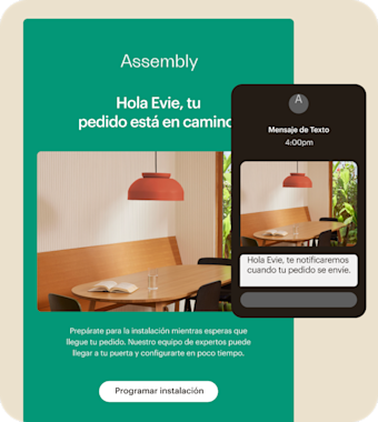 Interfaz de usuario simplificada de Mailchimp que muestra el mismo mensaje de marketing clave (una notificación de envío de pedido para una tienda de diseño llamada Assembly) en un correo electrónico y en un mensaje SMS.