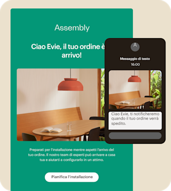 Interfaccia utente semplificata di Mailchimp che mostra lo stesso messaggio chiave di marketing, ossia notifica di una spedizione di un ordine per un negozio di design chiamato Assembly, sia come email sia come messaggio SMS.