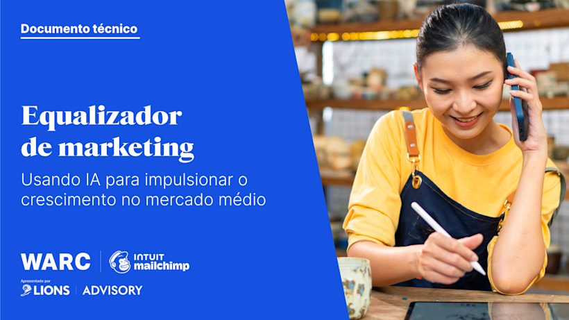 Proprietário de empresa com suéter amarelo fazendo anotações enquanto fala ao telefone, ao lado de título de whitepaper sobre marketing com IA em fundo azul