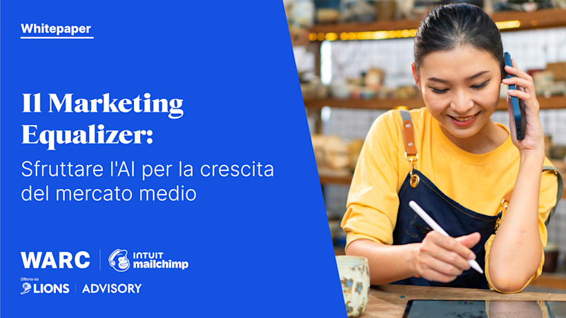 Imprenditrice in maglione giallo che prende appunti mentre parla al telefono, accanto al titolo di un libro bianco sul marketing dell'IA su sfondo blu