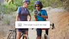 Dos mujeres en un viaje en bicicleta, haciendo una pausa para descargar una aplicación de guías de viaje que ofrece una campaña de Mailchimp.