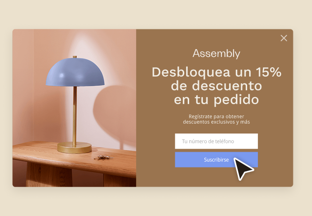Un ejemplo de un formulario emergente incrustado de Mailchimp. Este formulario ficticio, que presenta un negocio de artículos para el hogar llamado Assembly, ofrece a los visitantes del sitio un 15% de descuento si se suscriben para recibir actualizaciones de marketing en su número de teléfono. 
