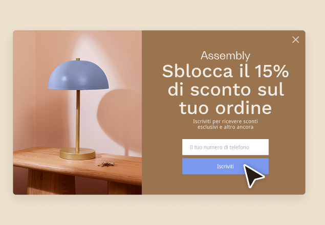 Un esempio di modulo popup incorporato di Mailchimp. Questo modulo fittizio, che presenta un'azienda di articoli per la casa chiamata Assembly, offre ai visitatori del sito uno sconto del 15% se effettuano l'iscrizione per ricevere aggiornamenti di marketing sul loro numero di telefono. 
