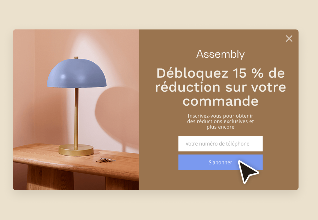 Exemple d’un formulaire contextuel Mailchimp intégré. Ce formulaire fictif, mettant en avant une entreprise d’articles ménagers appelée Assembly, offre aux visiteurs du site une réduction de 15 % s’ils s’inscrivent pour recevoir des informations marketing sur leur numéro de téléphone.
