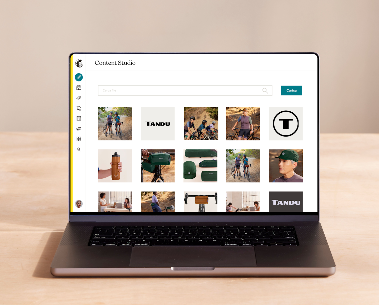 Laptop aperto su Content Studio di Mailchimp pieno di risorse di marketing.