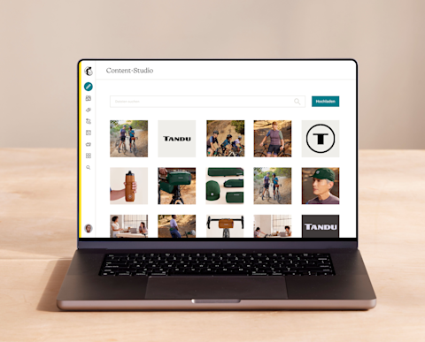 Laptop für Content-Studio von Mailchimp, gefüllt mit Marketing-Assets.