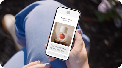 Immagine che mostra una persona che tiene uno smartphone che visualizza un messaggio di testo del brand fittizio Assembly. L'immagine illustra come le aziende possono incrementare le vendite attivando le automazioni per i carrelli abbandonati e recuperando le opportunità di vendita perse.