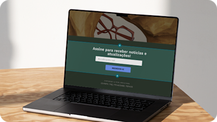 Notebook sobre uma mesa de madeira exibindo um formulário pop-up em um site de e-commerce, oferecendo aos visitantes a chance de se inscreverem na newsletter da marca ao fornecerem seu endereço de e-mail.