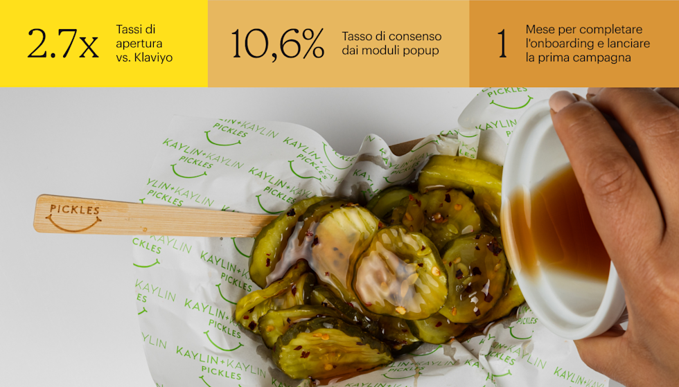 Cetriolini sottaceto conditi con salsa bianca su carta brandizzata dal motivo con faccina sorridente verde e forchetta di legno