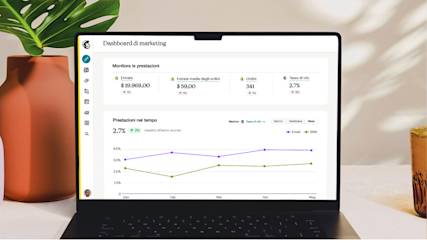 Schermo del laptop che mostra la dashboard di marketing di Mailchimp, che consente agli utenti di personalizzare i report. Questo esempio mostra le prestazioni nel tempo per diverse metriche tra cui il fatturato, il fatturato medio degli ordini, il numero totale di ordini e la percentuale di clic.