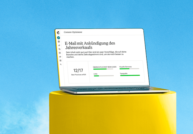 Geöffneter Laptop auf einem gelben Untergrund vor einem blauen Himmel, der den erweiterten Segment-Builder von Mailchimp auf dem Bildschirm anzeigt