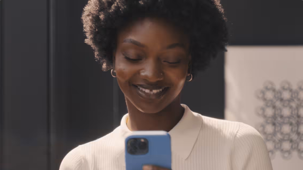 Weiße Sprechblase auf leuchtend gelbem Hintergrund, die ein Popup-Ereignis ankündigt, mit schwarzem Cursor-Symbol und dem Zielgruppen-Label „Lokale Käufer“.