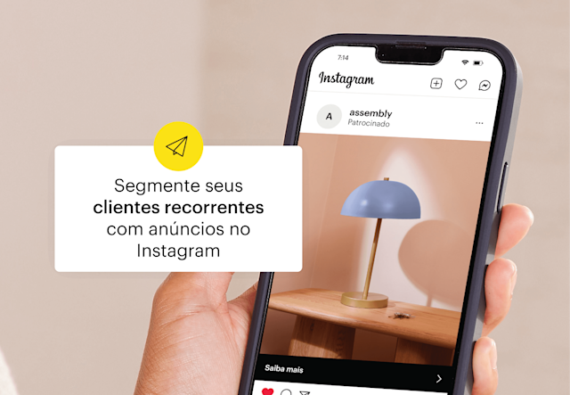 Interface do aplicativo Instagram mostrando uma postagem patrocinada sobre como direcionar clientes recorrentes, com uma luminária azul ao fundo