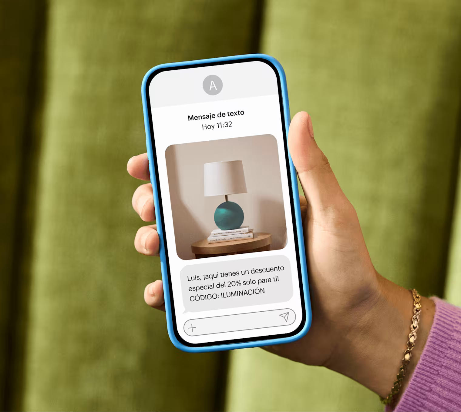Una mano que muestra un smartphone que acaba de recibir un mensaje de texto de marketing: “Alex, ¡recibe un descuento especial del 20% solo para ti! CÓDIGO: ILUMINACIÓN”
