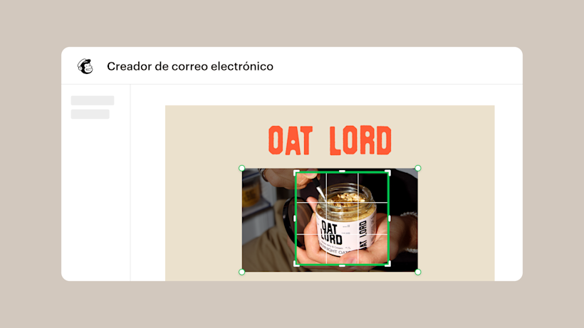 Manos sosteniendo un frasco del producto de leche de avena Oat Lord contra un fondo oscuro, con el nombre de la marca en color coral arriba