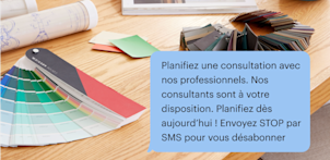 Bulle SMS sur fond de bureau d'architecte d'intérieur