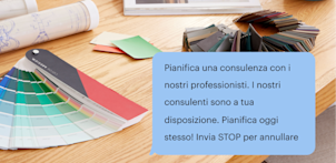 Fumetto SMS sullo sfondo della scrivania di un interior designer
