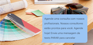 Bolha de SMS contra o fundo da mesa de um designer de interiores